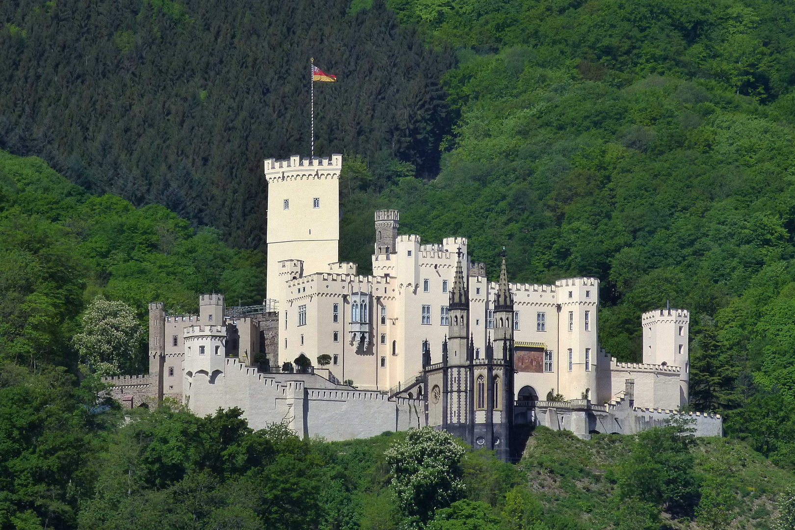 Schloss Stolzenfels bei Koblenz in neuer hellbeiger Farbgebung