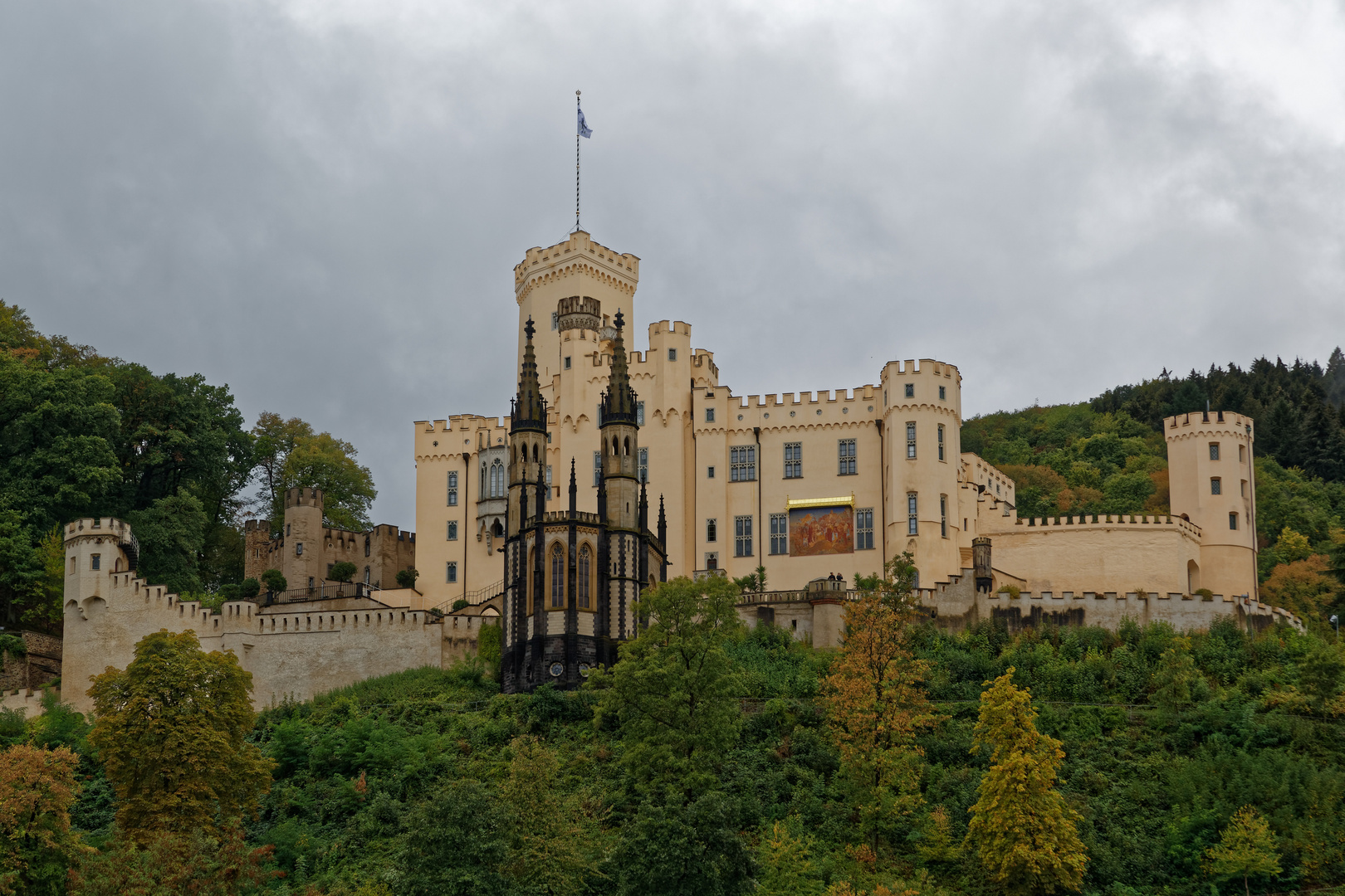 Schloss Stolzenfels hoch über dem Rhein zwischen Koblenz und Boppard