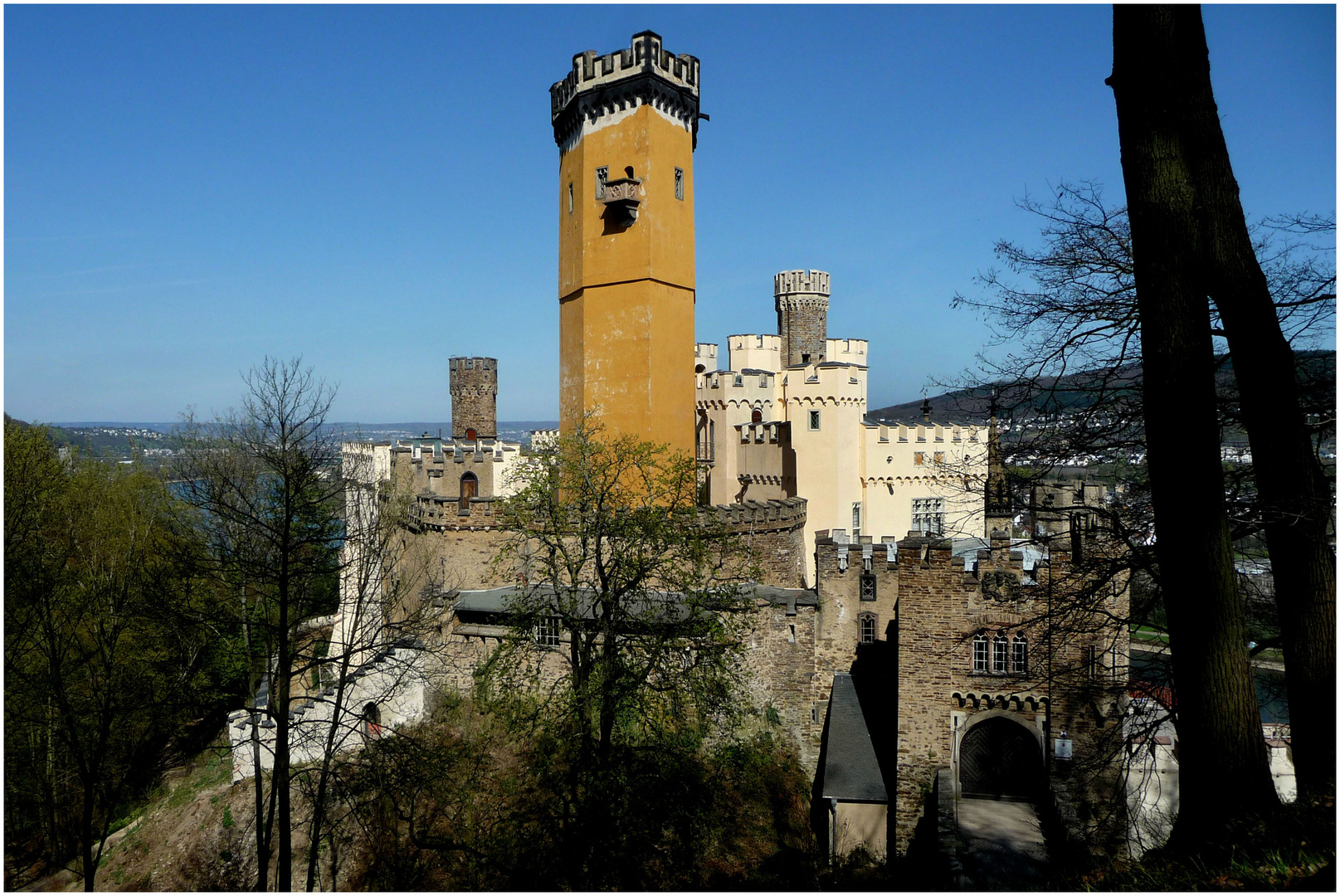 Schloss Stolzenfels über dem Stadtteil Kapellen von Koblenz