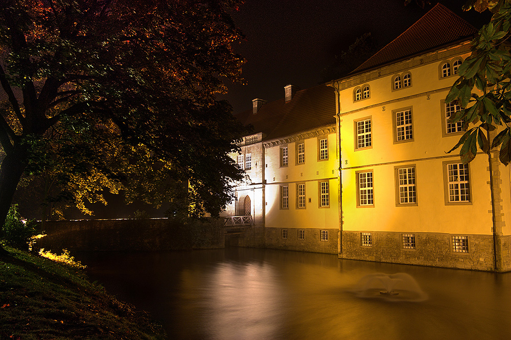 Schloss Strünkede bei Nacht, Herne (Rechtsansicht)