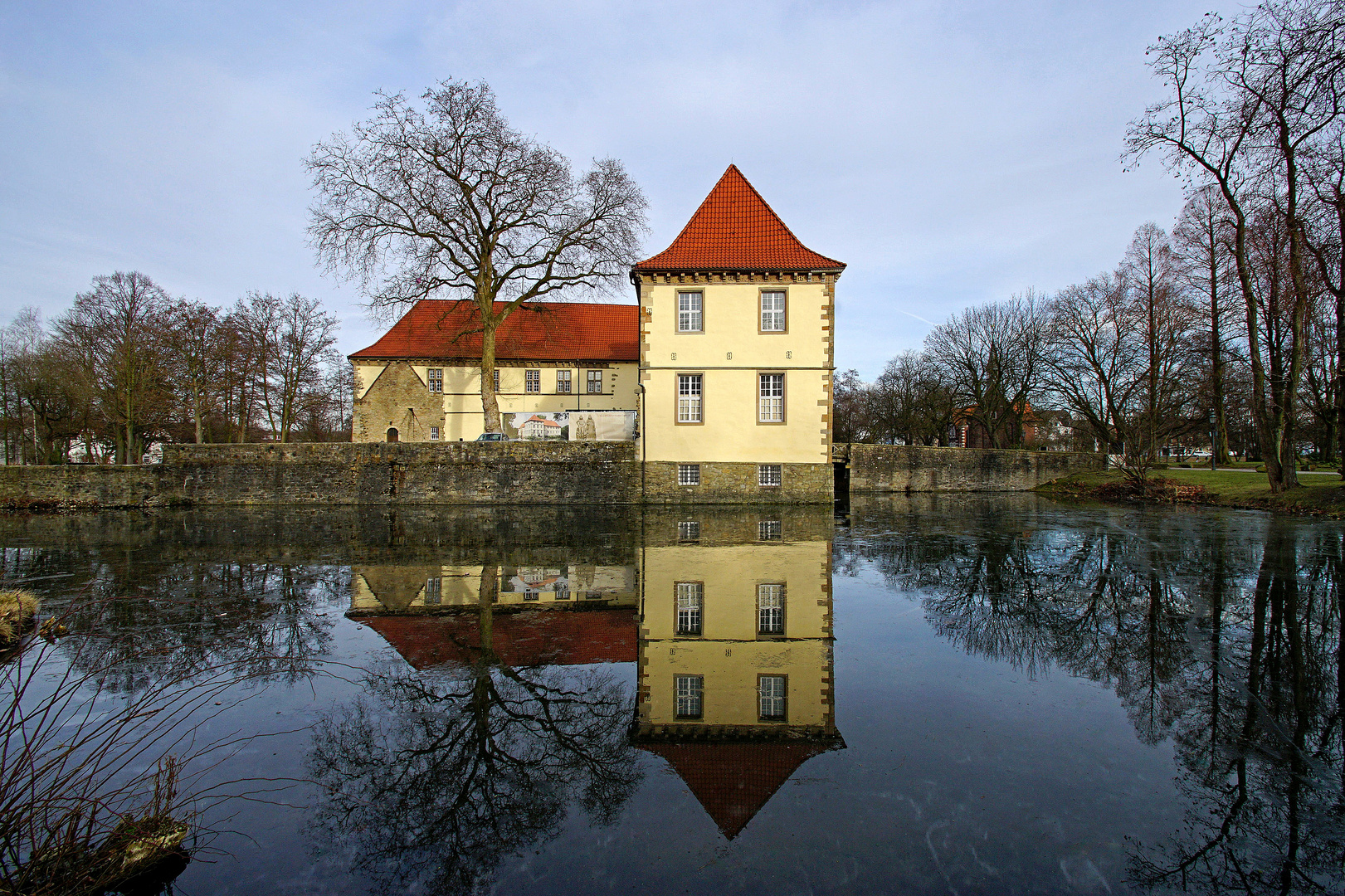 Schloss Strünkede gespiegelt