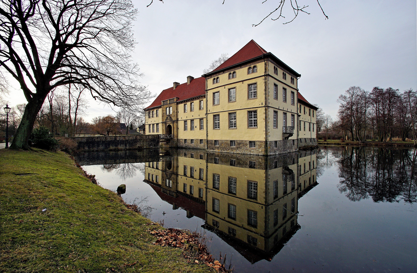 Schloss Strünkede gespiegelt.