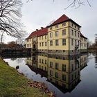 Schloss Strünkede gespiegelt.