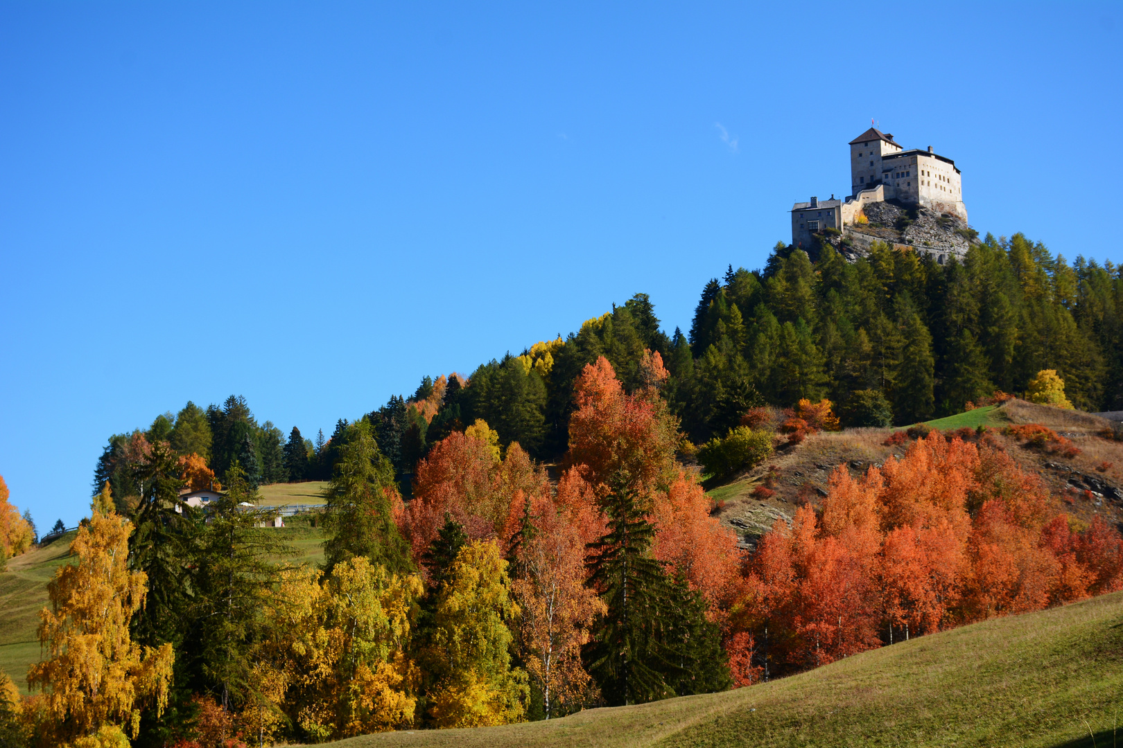 Schloss Tarasp im Herbst