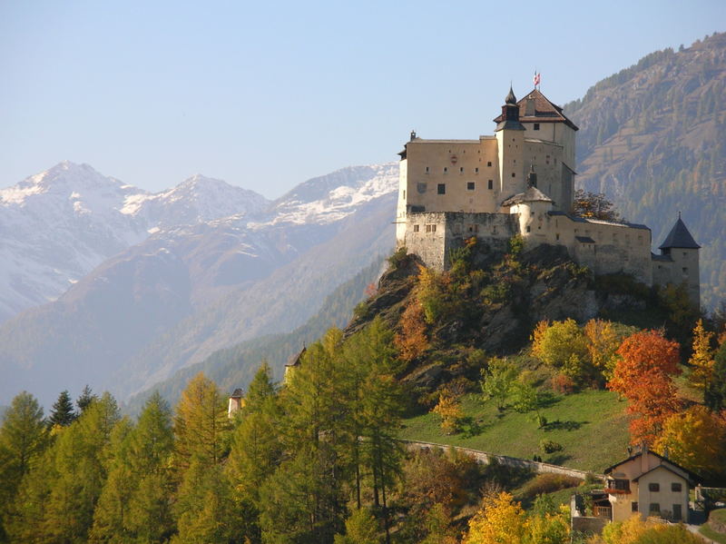 Schloss Tarasp im Herbst