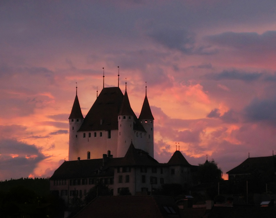 Schloss Thun im Abendrot