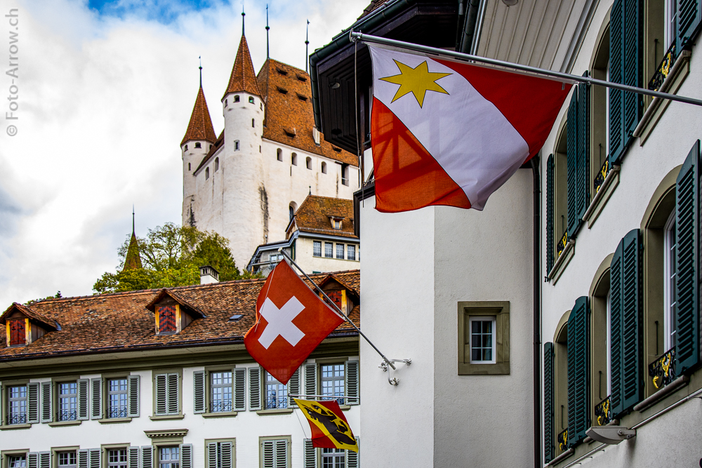 Schloss Thun mit 3 Flaggen