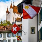 Schloss Thun mit 3 Flaggen