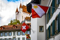 Schloss Thun mit 3 Flaggen