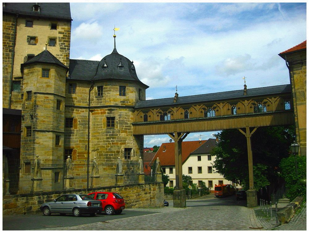 Schloss Thurnau mit dem Brückengang zur St.-Laurentius-Kirche 