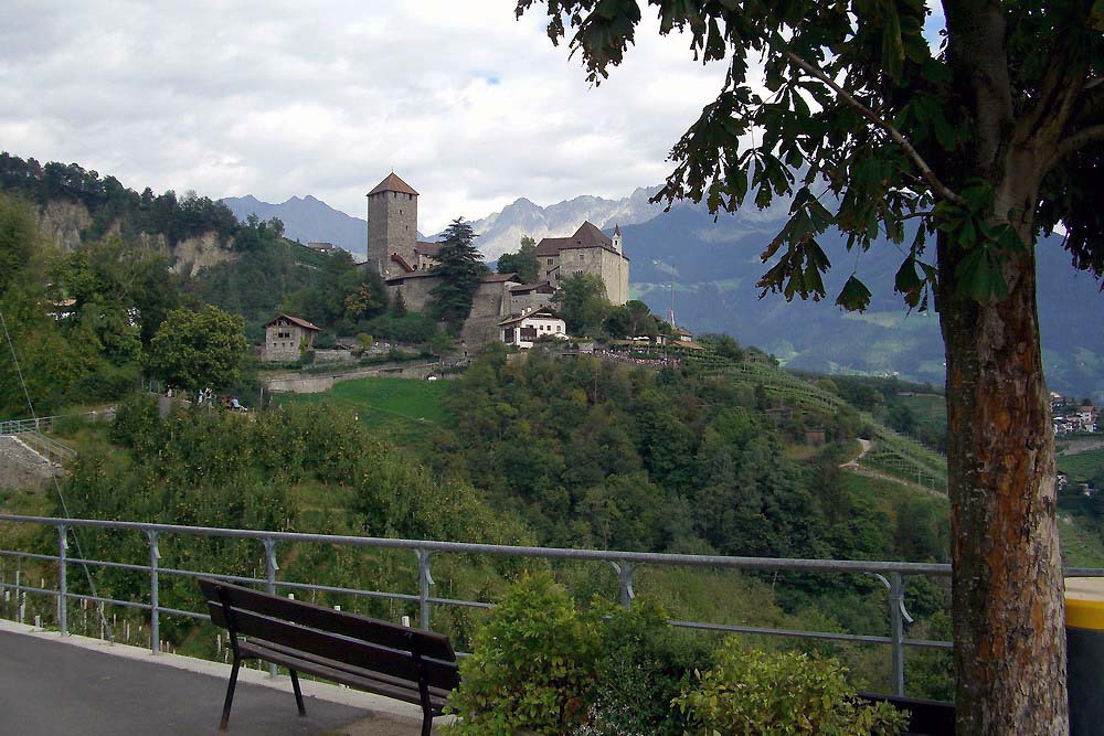 Schloss Tirol, Blick von der Kirche St. Peter