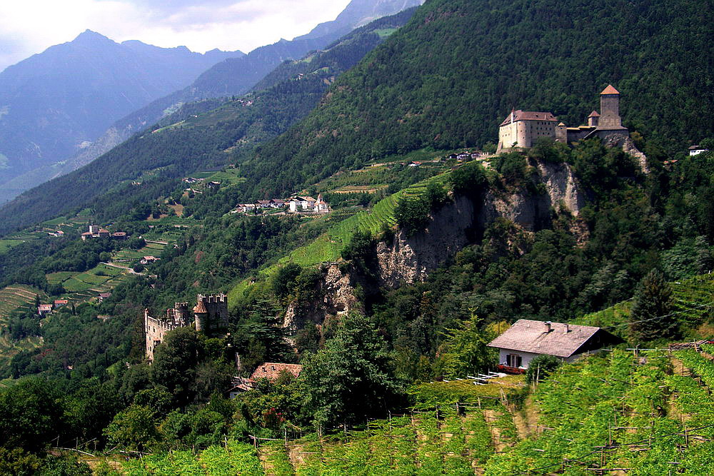 Schloss Tirol im Mittagslicht