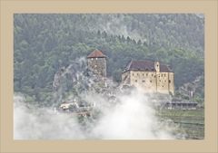 SCHLOSS TIROL IM NEBEL