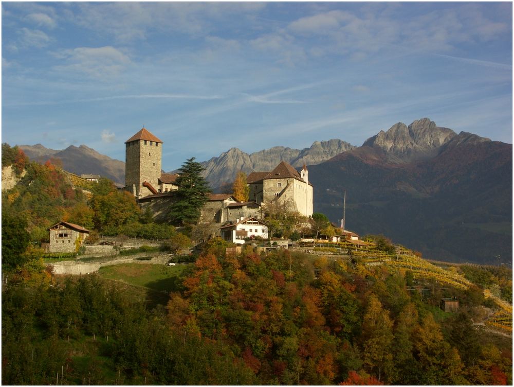 Schloss Tirol in Dorf Tirol . . .