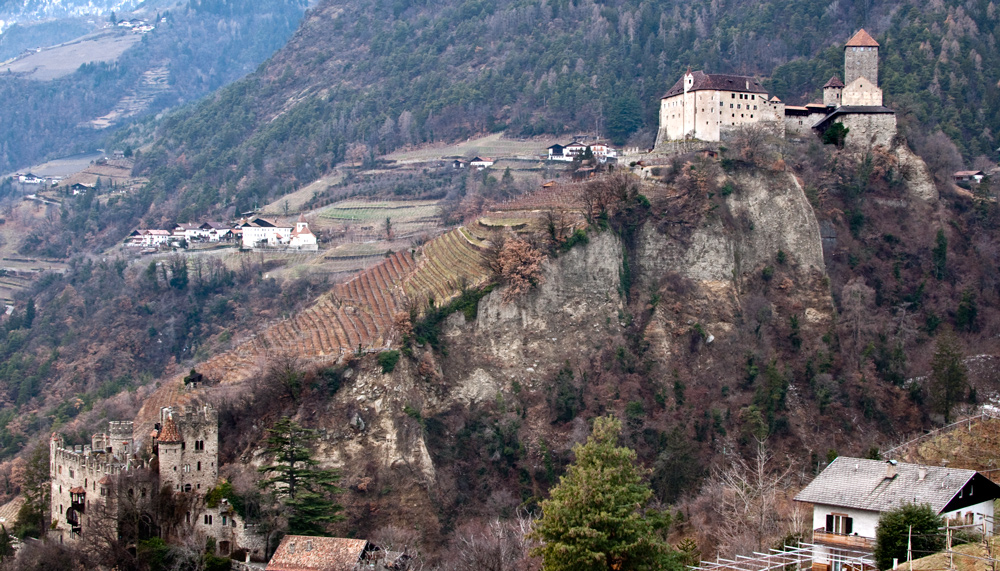 SCHLOSS TIROL MIT BRUNNENBURG BEI MERAN