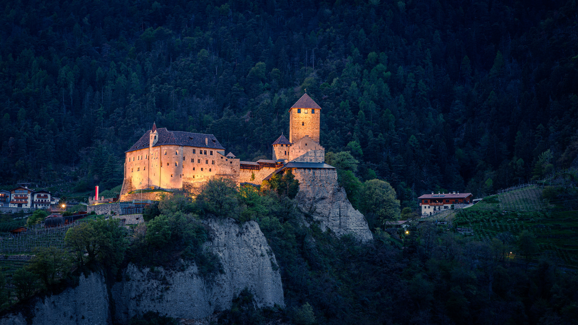 Schloß Tirol zur blauen Stunde 