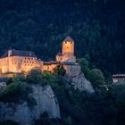 Schloß Tirol zur blauen Stunde 