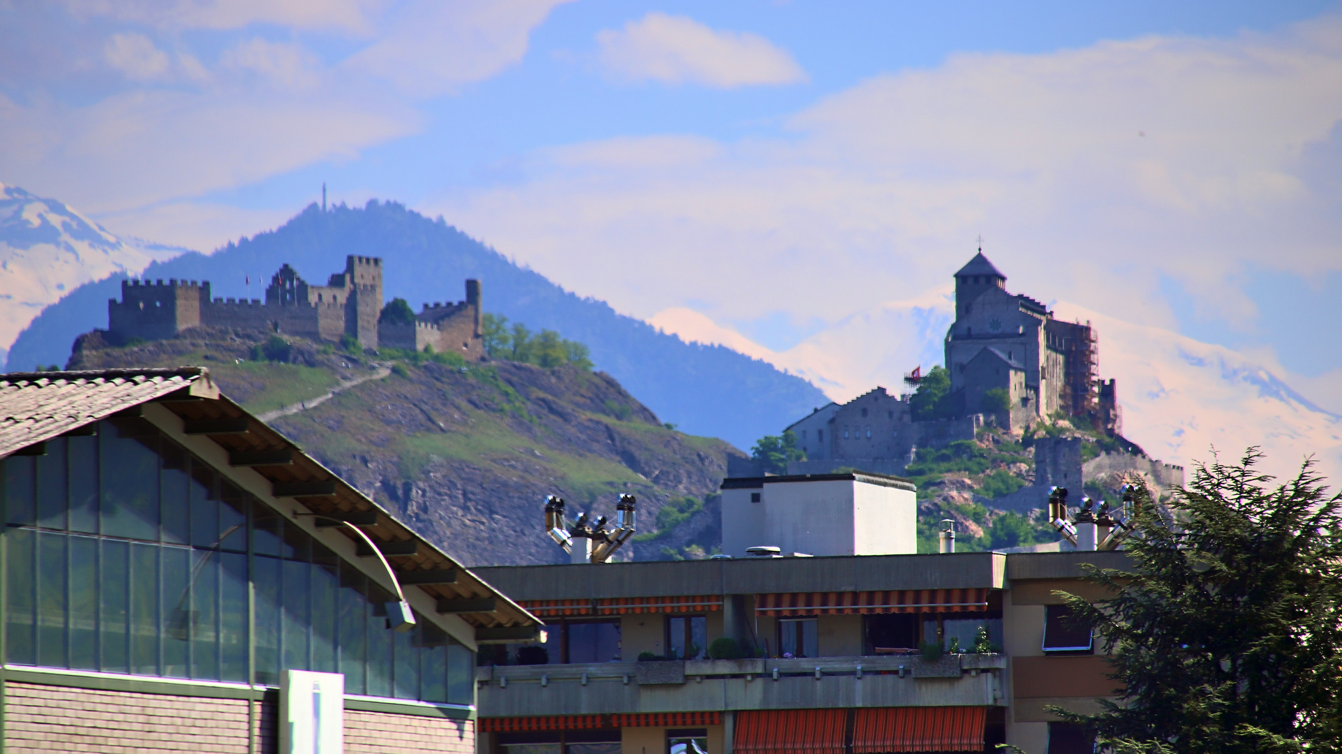 Schloss Tourbillon  links und Basilique de Valère rechts