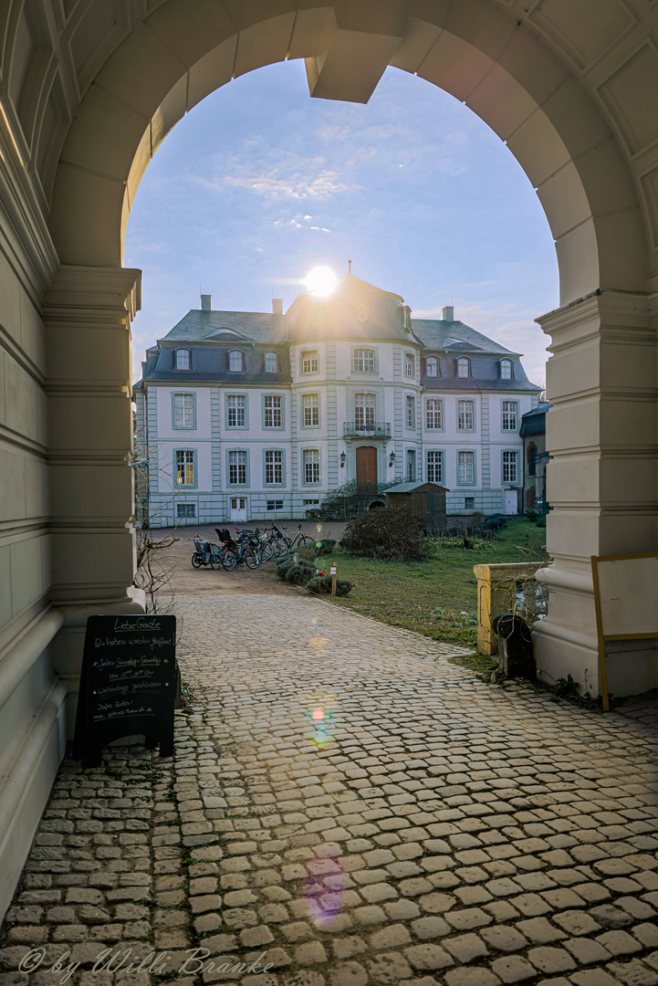 - Schloss Türnich, mit Sonnenuntergang durch das Torhaus gesehen -