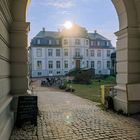 - Schloss Türnich, mit Sonnenuntergang durch das Torhaus gesehen -