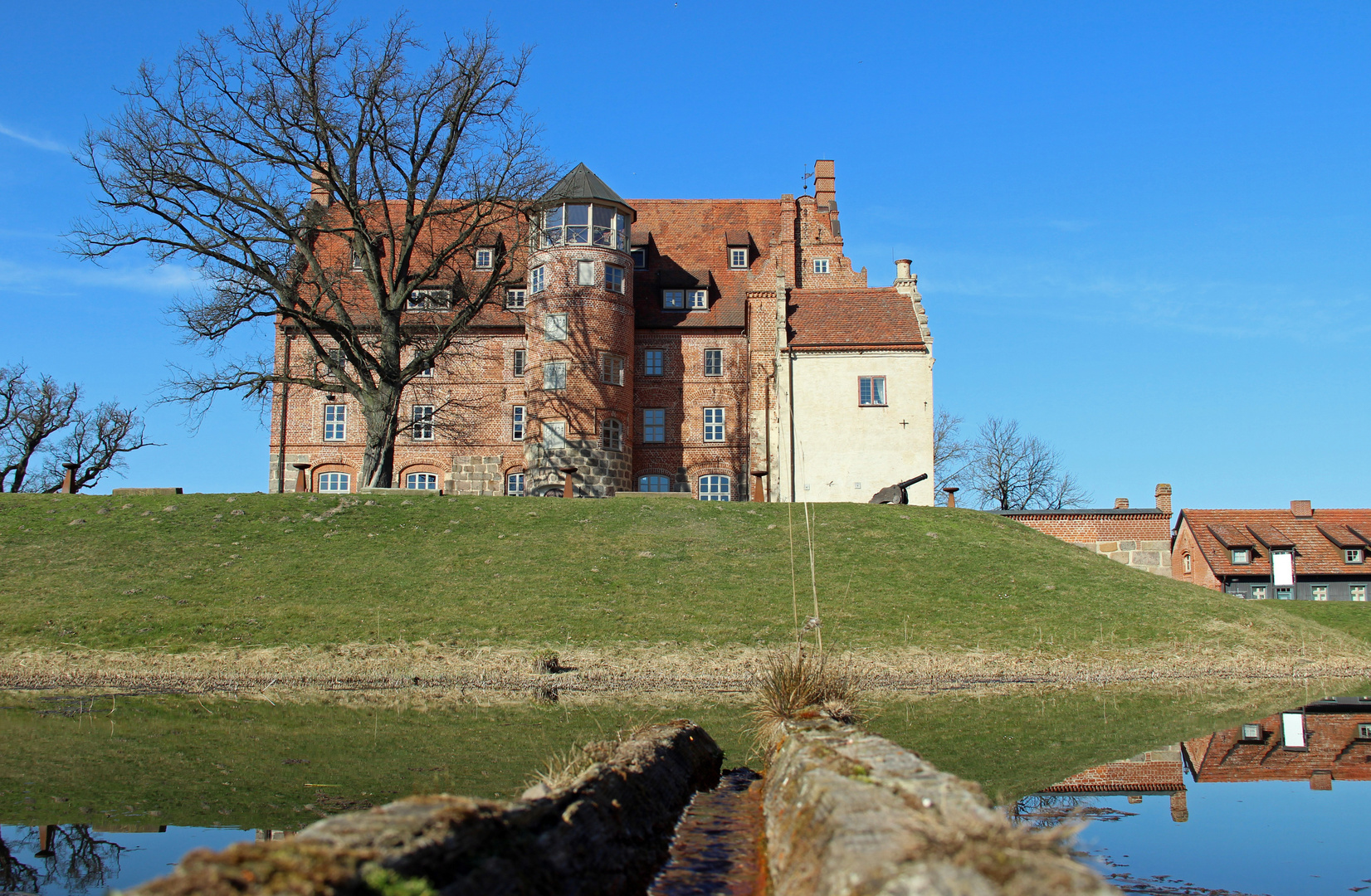 Schloss Ulrichshusen in der Märzsonne