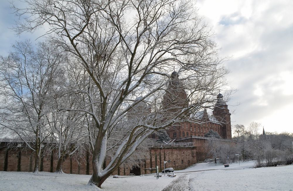 Schloss und Bäume im Schnee