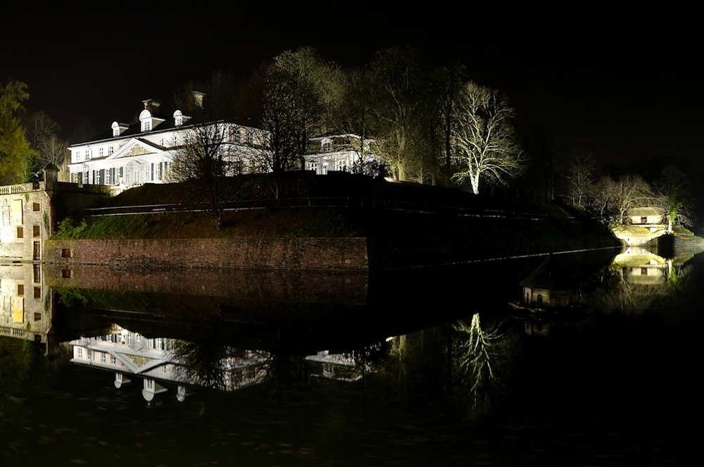 Schloss und Festung bei Nacht