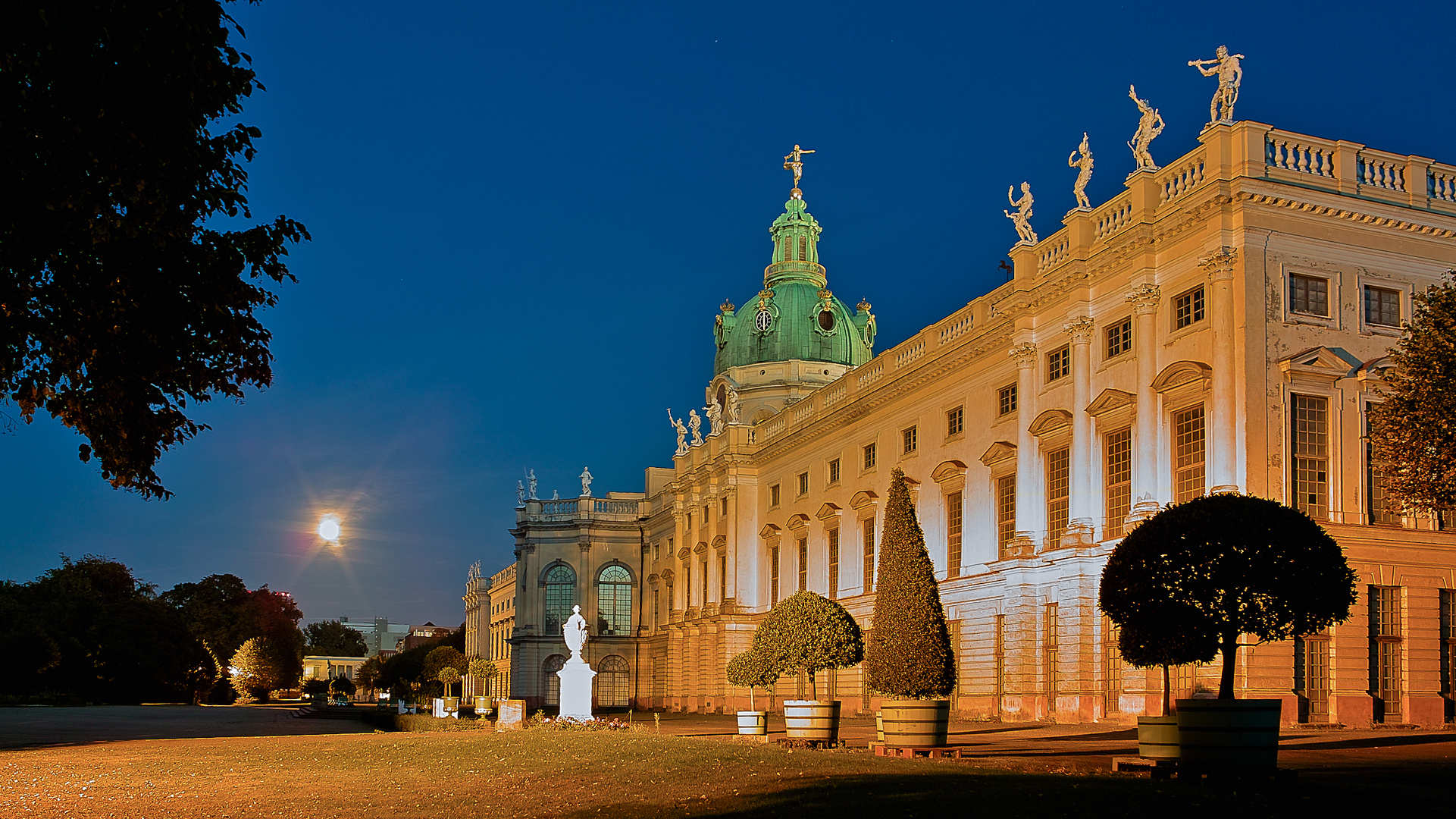 schloss und mond