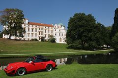 Schloss und Oldtimer