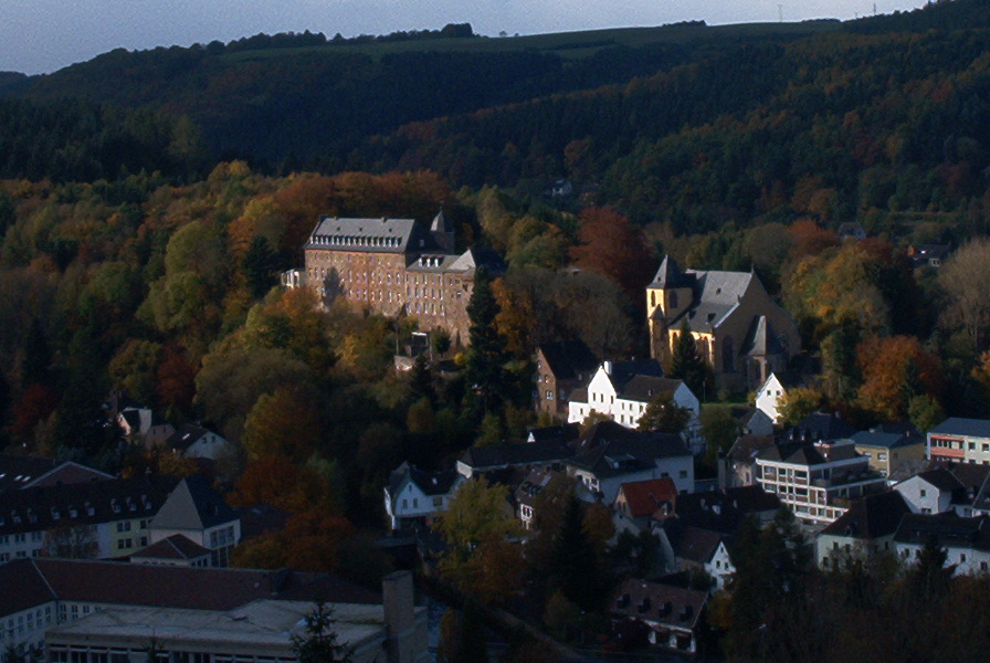 Schloß und Schloßkirche Schleiden im Herbst