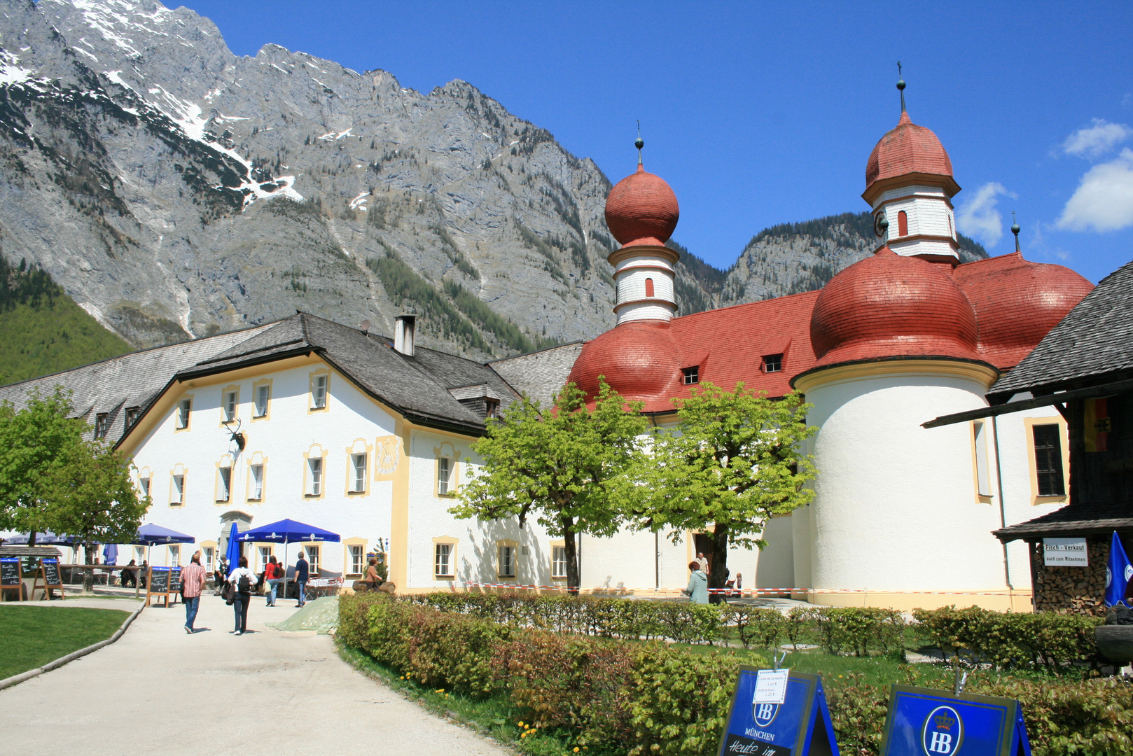 Schloss und Wallfahrtskirche St. Bartholomä