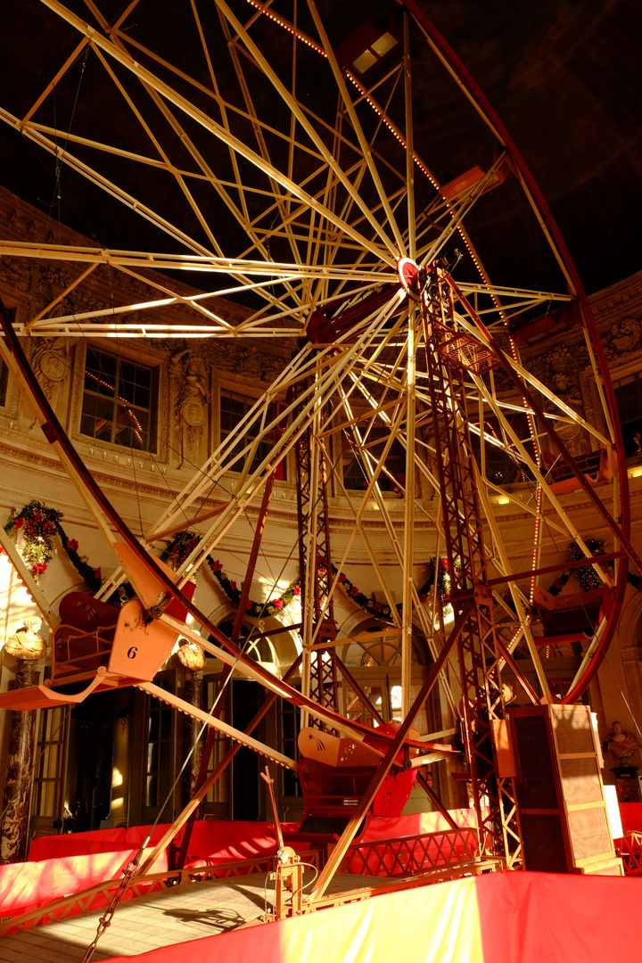  Schloss Vaux ­le­ Vicomte mit Riesenrad innerhalb einer Kapelle