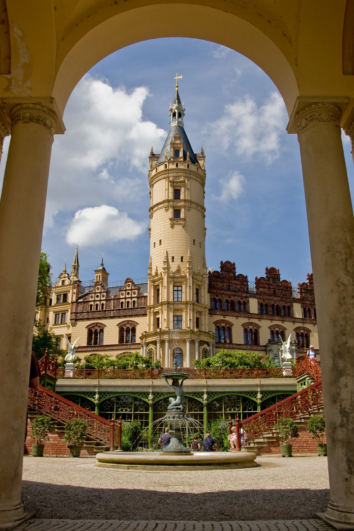 Schloss von Säulen umrahmt