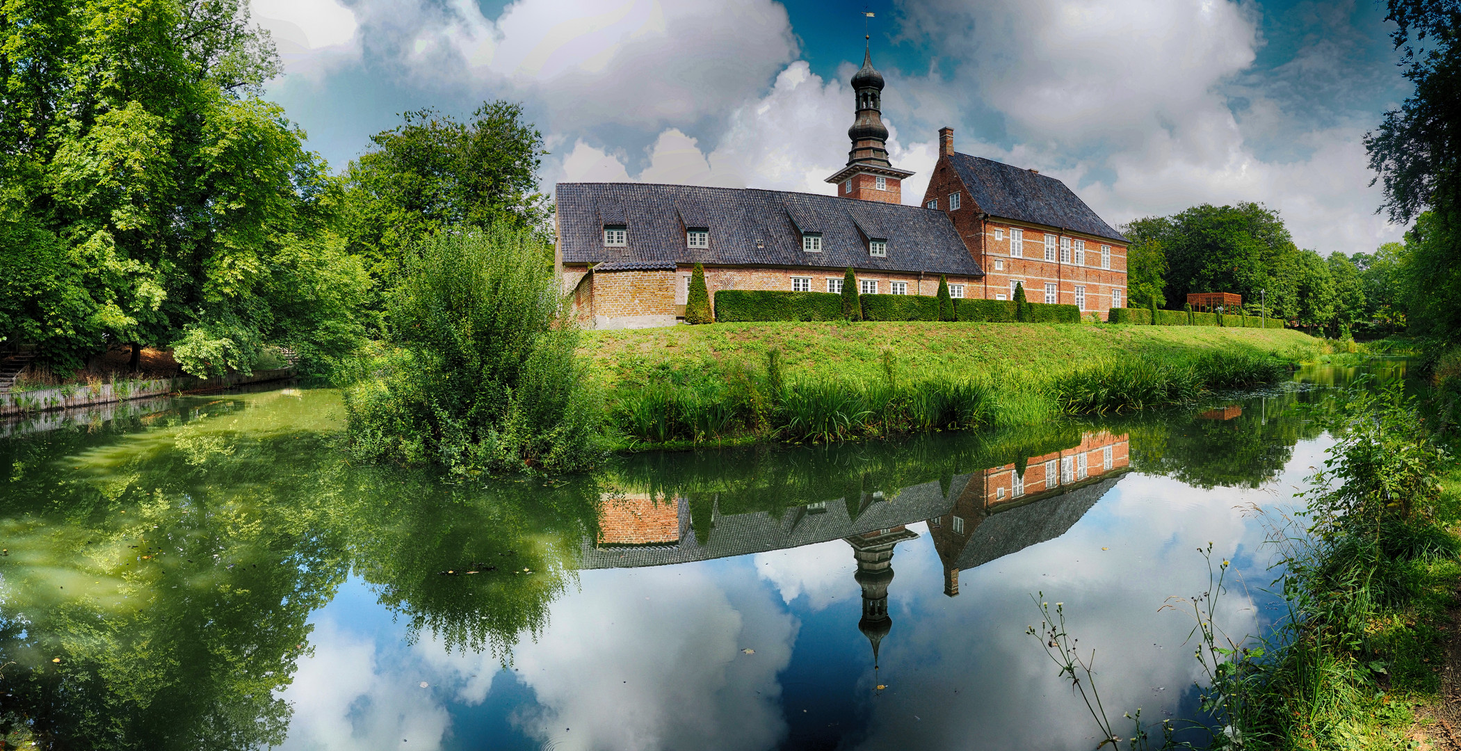 Schloss vor Husum - Panorama – in der Hafenstadt Husum im Bundesland Schleswig-Holstein