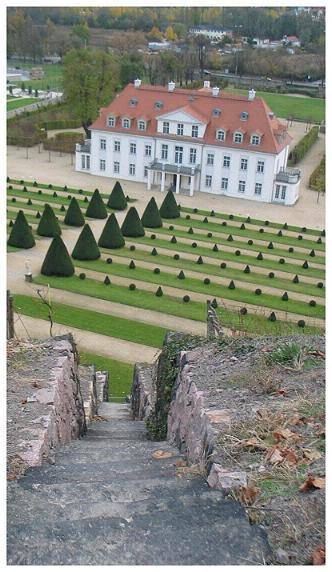 Schloß Wackerbarth: Steiler Abstieg.