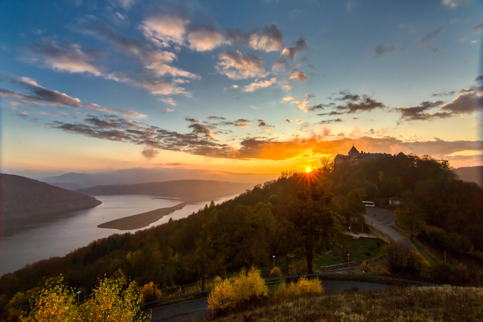 Schloss Waldeck im Licht des Sonnenuntergangs.