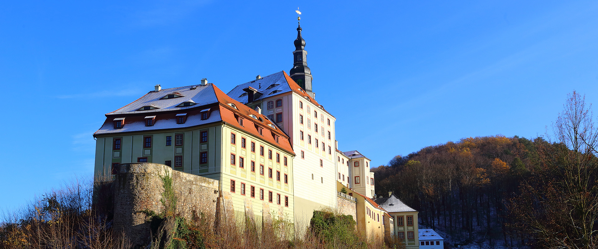 Schloss Wesenstein aus dem schmalen Müglitztal...