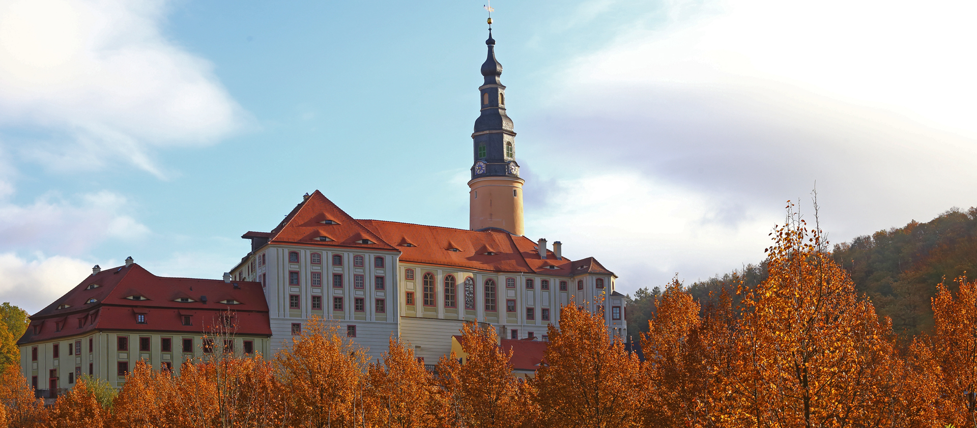 Schloss Wesenstein strahlt in der Vormittagssonne im goldenen Herbst...