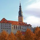 Schloss Wesenstein strahlt in der Vormittagssonne im goldenen Herbst...