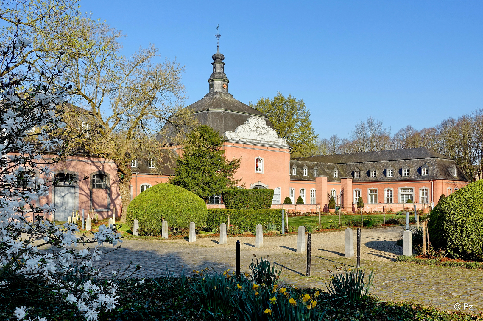 Schloss Wickrath im Frühling ...