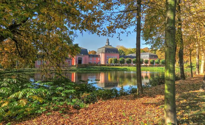 Schloss Wickrath im Herbst