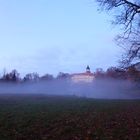 Schloss Wiesenburg im Nebel