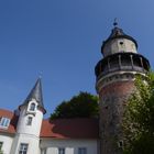 Schloss Wiesenburg vor strahlend blauem Himmel