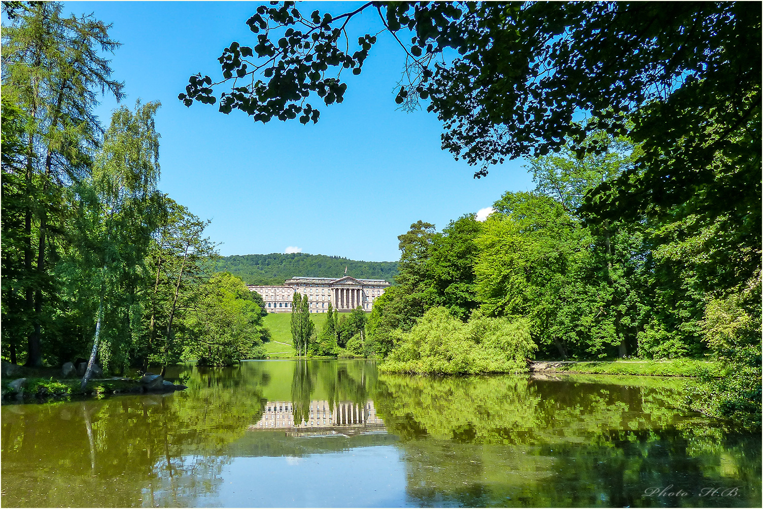 Schloss Wilhelmshöhe spiegelt sich im Lac