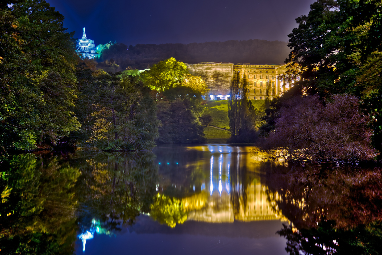 Schloss Wilhelmshöhe und Herkules spiegeln sich im Lac.