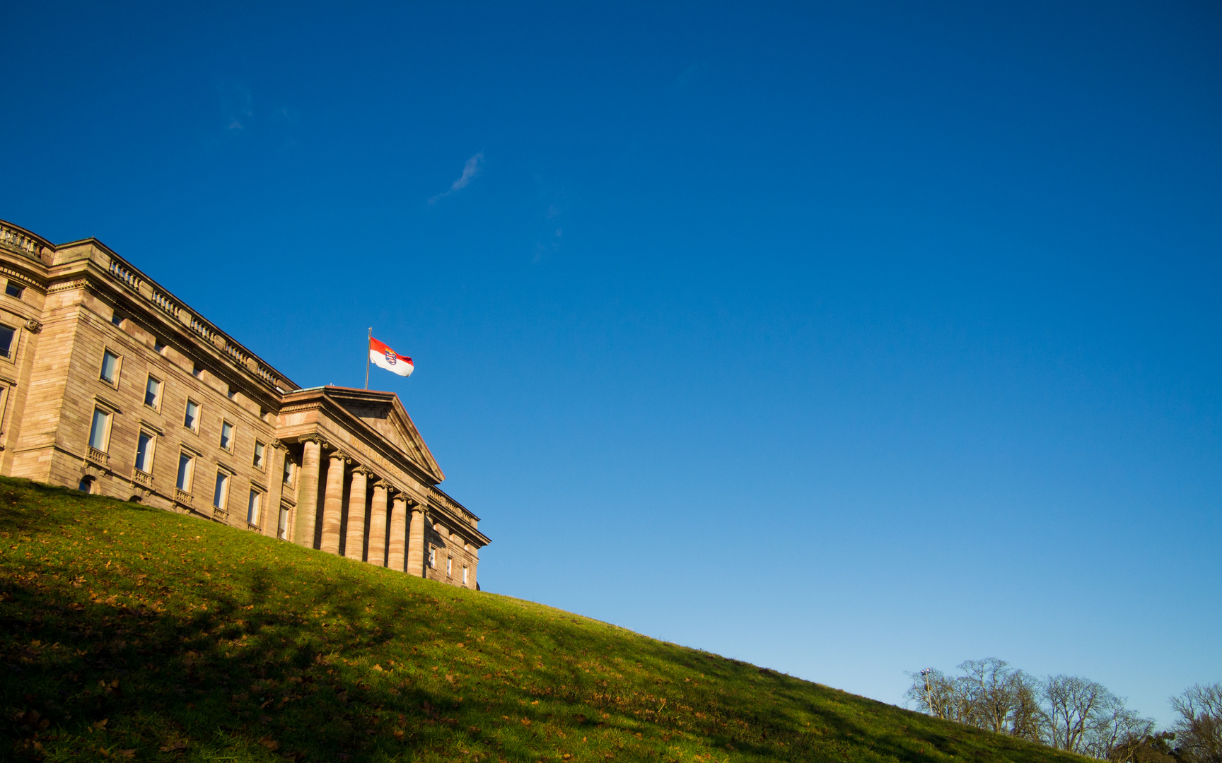 Schloss Wilhelmshöhe vor Blauem Himmel