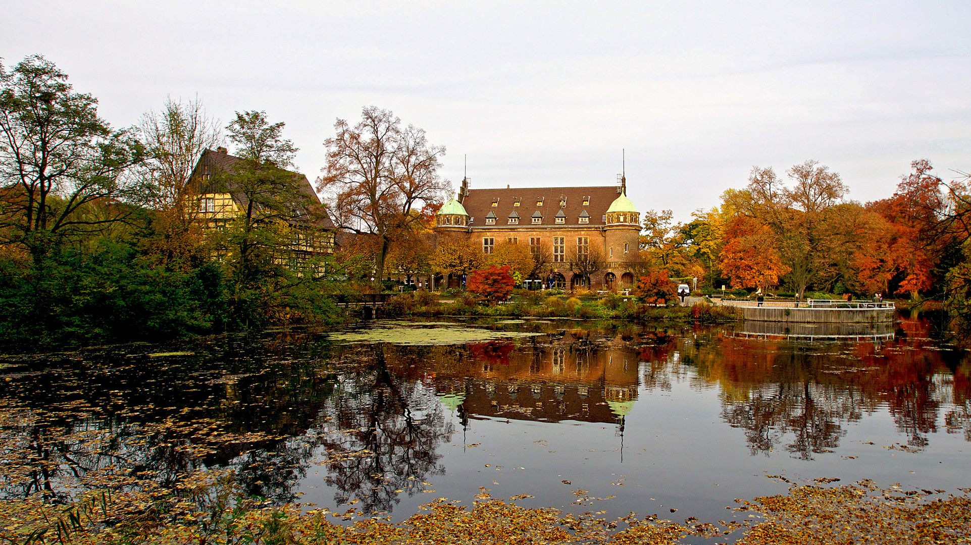 Schloss Wittringen im Herbst.