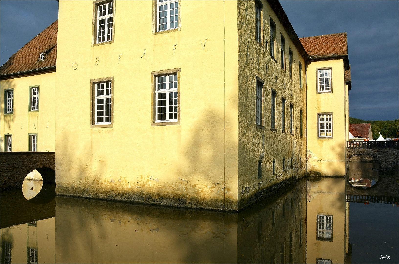 Schloss Wocklum im warmen Abendlicht