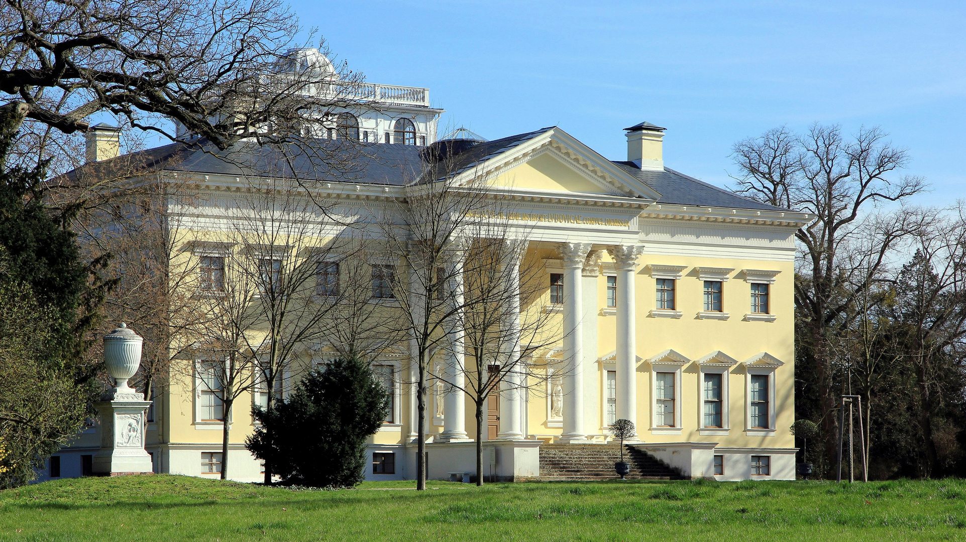 Schloss Wörlitz  -  Im Gartenreich Dessau-Wörlitz