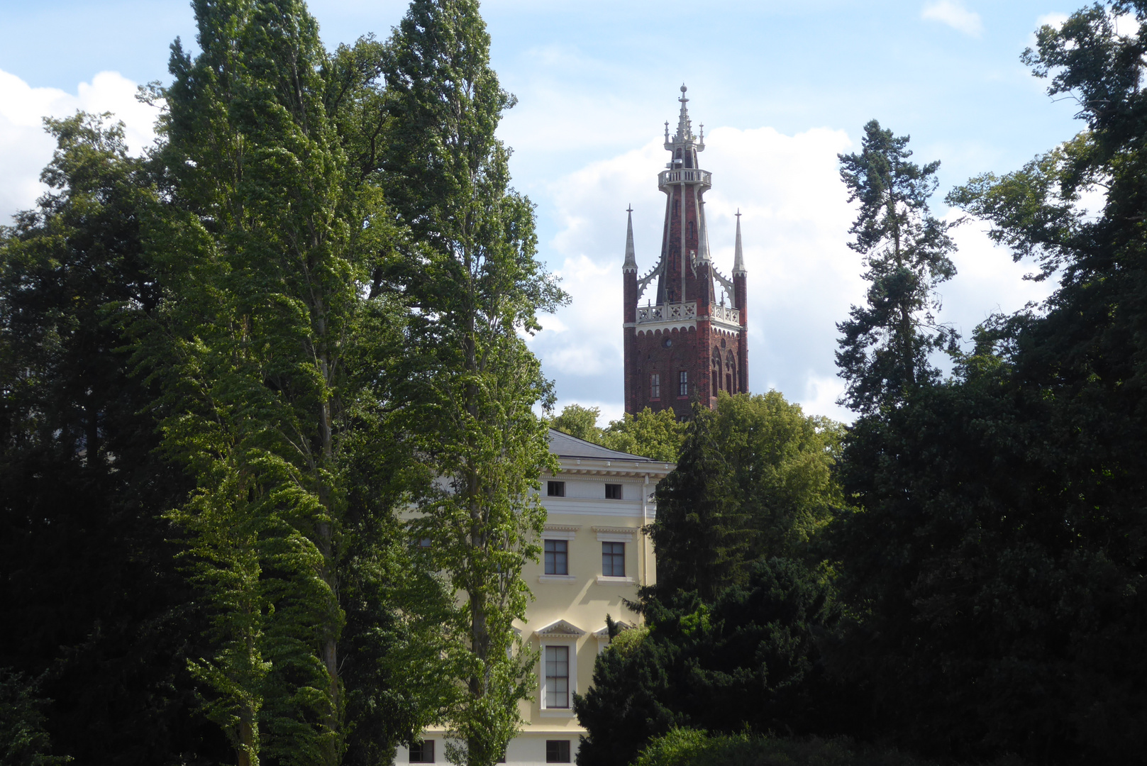 Schloss Wörlitz mit der Kirche